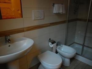 een badkamer met een wastafel, een toilet en een douche bij B&B Rome With Love in Rome