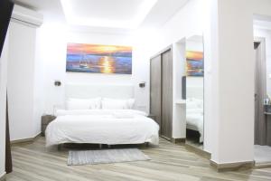 Uma cama ou camas num quarto em SUNSET HOTEL