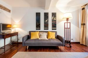 sala de estar con sofá y TV en IREX Popolo Square private apartment en Roma
