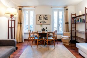 salon ze stołem i krzesłami w obiekcie IREX Popolo Square private apartment w Rzymie