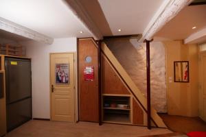 a hallway with a staircase and a door in a room at La Maison du Pescadou Gruissan Village-Autentique-Plage in Gruissan