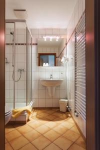 Bathroom sa Hotel Hus Achtern Diek
