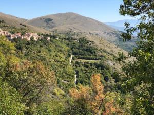 uma vista para uma montanha com árvores e uma estrada em Casa Antica em Santo Stefano di Sessanio
