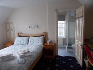 1 dormitorio con 1 cama con toallas en The Beaumont en Sittingbourne