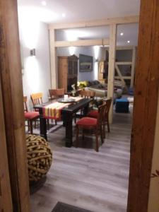 ein Wohnzimmer mit Esstisch und Stühlen in der Unterkunft Ferienwohnung Casa Corleone in Apolda