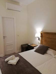 1 dormitorio con 1 cama con 2 toallas en Don Cecilio Guesthouse (Parte Vieja), en San Sebastián