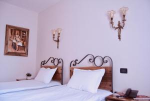 Postel nebo postele na pokoji v ubytování Brilant Antik Hotel