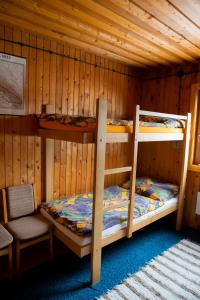 Bunk bed o mga bunk bed sa kuwarto sa Chata Pohoda pri Jánošíku