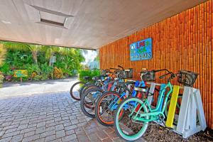 un gruppo di biciclette allineate contro un muro di Siesta Key Palms Resort a Sarasota