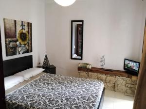 1 dormitorio con cama y espejo en Apartamento La Palmera Amarilla Golf, en San Miguel de Abona