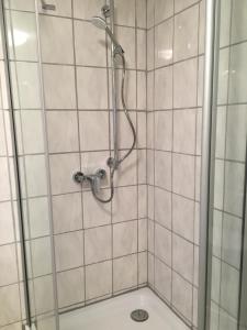een douche met een glazen deur in de badkamer bij FEWO Appartement 5 in Minden
