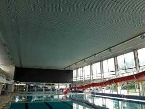 uma grande piscina num edifício com janelas em casa di Claudia em Antuérpia