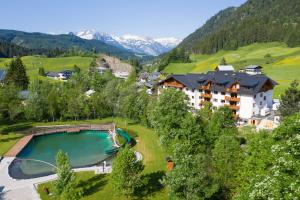 z góry widok na ośrodek w górach w obiekcie Wellness- und Familienhotel Dachsteinresort w mieście Rußbach am Paß Gschütt