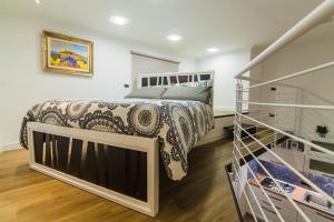 um quarto com uma cama e uma escada em Solimena House 44 em Nocera Inferiore