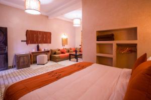 Postel nebo postele na pokoji v ubytování Riad Azawad