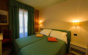Łóżko lub łóżka w pokoju w obiekcie Albergo Gran Paradiso