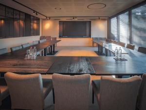 ホーフストラテンにあるHotel De Jachthoornの大きなテーブルと椅子付きの会議室を利用できます。
