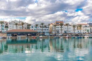 a view of a marina with boats in the water at Apartamento Lepanto Playa in Les Cases d'Alcanar