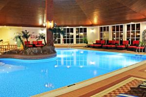 Swimming pool sa o malapit sa Muthu Belstead Brook Hotel