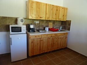Kisrejtek Apartmanház tesisinde mutfak veya mini mutfak