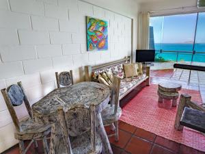 a living room with a table and chairs and a couch at Apa Pau Brasil in Búzios