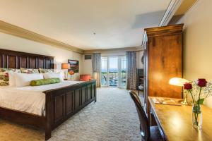 um quarto com uma cama grande e uma cabeceira em madeira em Hotel Bellwether on Bellingham Bay em Bellingham