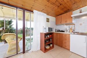 Kuchyň nebo kuchyňský kout v ubytování Apartments Pilicari