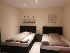 two beds in a room with two beds sidx sidx sidx sidx at Apartment bei Hamburg bis 10 Personen mit Terasse und Gartennutzung. in Buchholz in der Nordheide