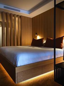 1 dormitorio con 1 cama con sábanas y almohadas blancas en the matter Meaningful apartments, en Las Palmas de Gran Canaria