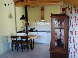 a kitchen with a table and chairs and a counter at La Onda in Ramales de la Victoria