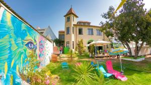 un mural en el lateral de un edificio con parque infantil en Viña City Hostel II, en Viña del Mar