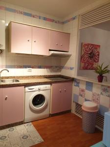 a kitchen with a washing machine and a sink at Sol y Luz in Isla del Moral