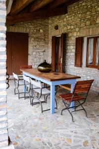 een tafel met stoelen en een vaas erop bij il mulino in Santarcangelo di Romagna