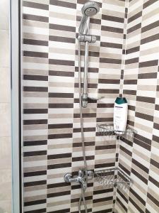 a shower with a black and white striped wall at LOFT DOS MARES- Parking Gratis - 1 Línea de Mediterráneo - Terraza - WIFI in La Manga del Mar Menor +20 photos