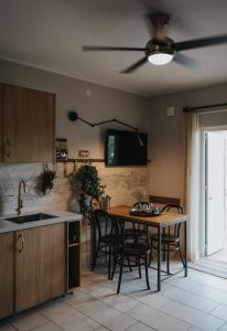 a kitchen with a table with chairs and a ceiling fan at Villa Lantana in Vir