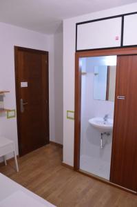 Koupelna v ubytování ArArAt Hostel + 37 fotografií