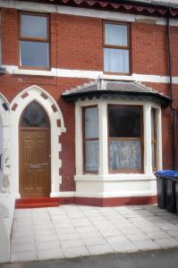 een bakstenen gebouw met een deur en een raam bij Regent House Holiday Home - Blackpool Resort Collection in Blackpool