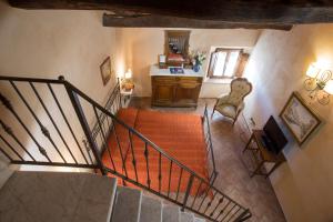 une vue de tête sur un salon avec un escalier dans l'établissement Camere Dentro Il Castello, à Monteriggioni