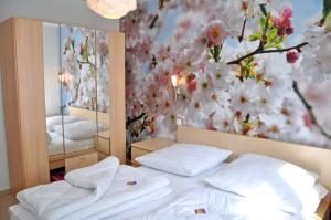 a bedroom with a flower mural on the wall at Ferienhaus Müritzsonne / EG-Appartement in Marienfelde