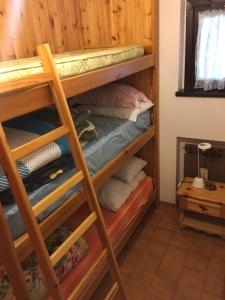 Bunk bed o mga bunk bed sa kuwarto sa Residence Il Cristallo
