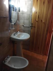 uma casa de banho com um lavatório, um WC e um espelho. em Residence Il Cristallo em Ovindoli