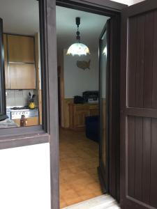 una puerta abierta a una cocina con luz colgante en Residence Il Cristallo, en Ovindoli