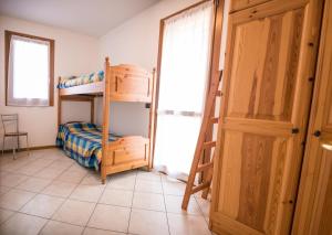 ein Schlafzimmer mit einem Etagenbett und einer Tür in der Unterkunft Oasi di pace nel sito UNESCO del Prosecco DOCG in Farra di Soligo