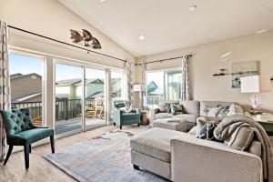 a living room with a couch and a table at The Mermaid's Den in Gold Beach