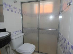 uma casa de banho com um chuveiro, um WC e um lavatório. em Pousada Kekanto em Olímpia