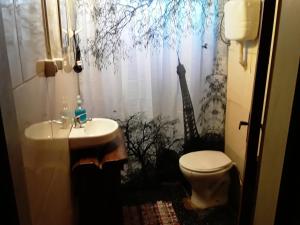 baño con cortina de ducha de jirafa y aseo en Los Abuelos, en La Coronilla