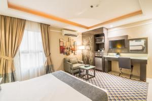 una camera d'albergo con un letto e una scrivania di Al Muhaidb Residence Al Khobar a Al Khobar