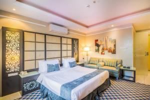 una camera d'albergo con un letto e un divano di Al Muhaidb Residence Al Khobar a Al Khobar Altre 37 foto