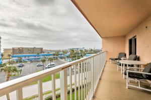 Uma varanda ou terraço em Oceanfront Cocoa Beach Condo with View Walk to Pier