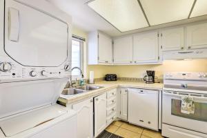 A cozinha ou kitchenette de Oceanfront Cocoa Beach Condo with View Walk to Pier
